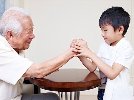 grandpa hand wrestling with grandson. Foto de stock - Super Valor sin royalties y Suscripción, Código: 400-07545081