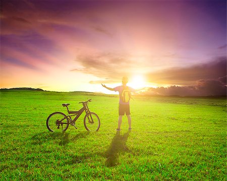backpacker standing next to bicycle with sunset background Photographie de stock - Aubaine LD & Abonnement, Code: 400-07575399
