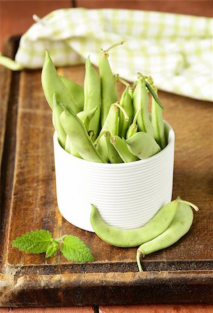 simsearch:400-05744520,k - pods of green peas on a wooden table Stock Photo - Budget Royalty-Free & Subscription, Code: 400-07617461