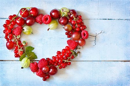 simsearch:400-05891431,k - Fresh berry heart shape frame on an old wooden background. Stock Photo - Budget Royalty-Free & Subscription, Code: 400-07626123