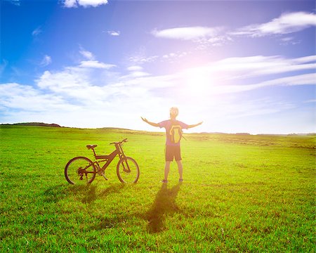 backpacker standing next to bicycle with sunrise background Photographie de stock - Aubaine LD & Abonnement, Code: 400-07621631
