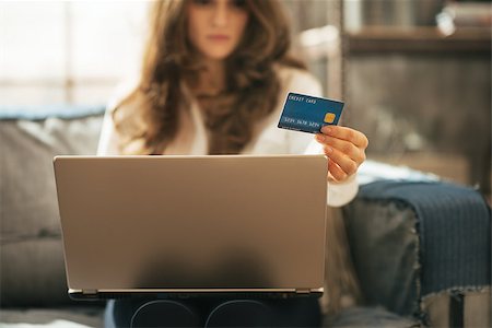 Closeup on young woman with credit card using laptop in loft apartment Foto de stock - Super Valor sin royalties y Suscripción, Código: 400-07632589