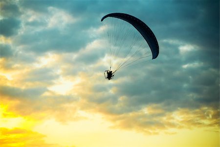 simsearch:400-06642893,k - silhouette of unidentified skydiver parachutist on blue sky on sunset Foto de stock - Super Valor sin royalties y Suscripción, Código: 400-07666924