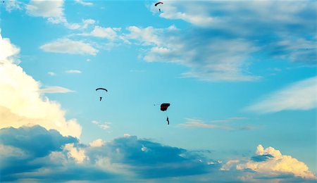 simsearch:400-06642893,k - silhouettes of unidentified skydivers parachutist on blue sky on sunset Foto de stock - Super Valor sin royalties y Suscripción, Código: 400-07666921