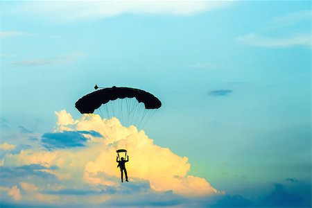 simsearch:400-06642893,k - silhouette of unidentified skydiver parachutist on blue sky on sunset Foto de stock - Super Valor sin royalties y Suscripción, Código: 400-07666922