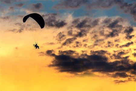 simsearch:400-06642893,k - silhouette of unidentified skydiver parachutist on sky with sunset Foto de stock - Super Valor sin royalties y Suscripción, Código: 400-07666923