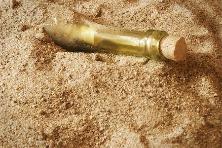 simsearch:700-02080402,k - A message in a bottle stranded in the sand. Stock Photo - Budget Royalty-Free & Subscription, Code: 400-07660065