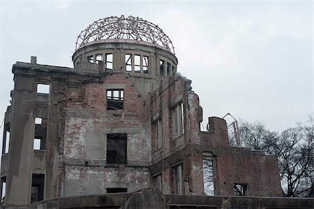 simsearch:622-06398585,k - View of the stark ruins of the Hiroshima Atom Bomb Dome, one of the few buildings left standing after the bombing of Hiroshima, now part of the Peace Memorial known as the Genbaku Dome or A-Bomb Dome Photographie de stock - Aubaine LD & Abonnement, Code: 400-07660084