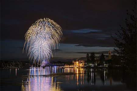 silhouette of firework - Fireworks on the riverfront Ticino in a summer night, Sesto Calende - Varese, Italy Foto de stock - Super Valor sin royalties y Suscripción, Código: 400-07675574