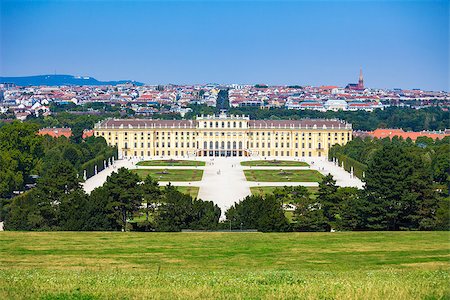 simsearch:400-07681663,k - VIENNA, AUSTRIA - AUGUST 4, 2013: Schonbrunn Palace royal residence on August 4, 2013 in Vienna, Austria. Stock Photo - Budget Royalty-Free & Subscription, Code: 400-07678617