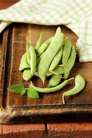 simsearch:400-05744520,k - pods of green peas on a wooden table Stock Photo - Budget Royalty-Free & Subscription, Code: 400-07679774