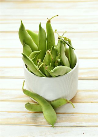 simsearch:400-05744520,k - pods of green peas on a wooden table Stock Photo - Budget Royalty-Free & Subscription, Code: 400-07679772