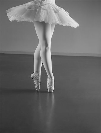 simsearch:400-07725556,k - Graceful ballerina standing en pointe in the ballet studio Stock Photo - Budget Royalty-Free & Subscription, Code: 400-07725574