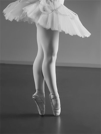 simsearch:400-07725556,k - Graceful ballerina standing en pointe in the ballet studio Stock Photo - Budget Royalty-Free & Subscription, Code: 400-07725575