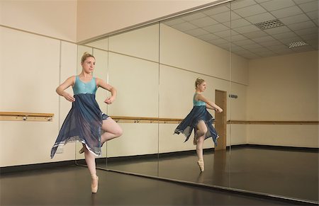 simsearch:400-07725556,k - Beautiful ballerina dancing in front of mirror in the dance studio Stock Photo - Budget Royalty-Free & Subscription, Code: 400-07725629