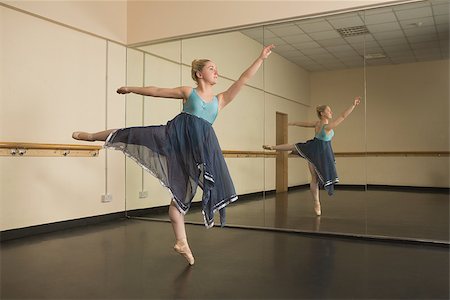 simsearch:400-07725556,k - Beautiful ballerina dancing in front of mirror in the dance studio Stock Photo - Budget Royalty-Free & Subscription, Code: 400-07725632
