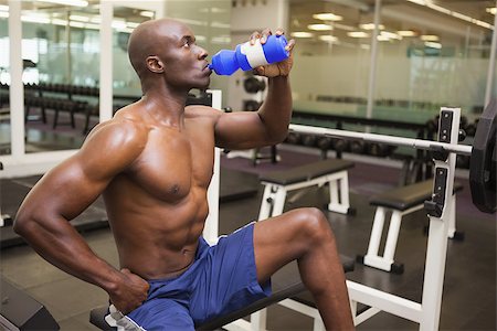 simsearch:400-04969467,k - Shirtless muscular man drinking energy drink in gym Photographie de stock - Aubaine LD & Abonnement, Code: 400-07722984