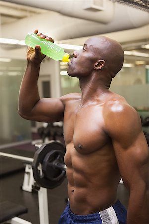 simsearch:400-04969467,k - Shirtless muscular man drinking energy drink in gym Photographie de stock - Aubaine LD & Abonnement, Code: 400-07722985