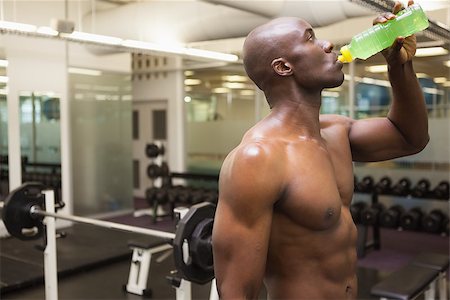 simsearch:400-04969467,k - Shirtless muscular man drinking energy drink in gym Photographie de stock - Aubaine LD & Abonnement, Code: 400-07722986