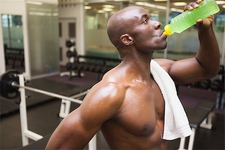 simsearch:400-04969467,k - Shirtless muscular man drinking energy drink in gym Photographie de stock - Aubaine LD & Abonnement, Code: 400-07722987