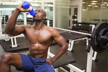 simsearch:400-04969467,k - Shirtless muscular man drinking energy drink in gym Photographie de stock - Aubaine LD & Abonnement, Code: 400-07722983