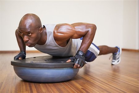 simsearch:400-04128723,k - Full length of a muscular man doing push ups in gym Photographie de stock - Aubaine LD & Abonnement, Code: 400-07723027