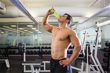 simsearch:400-04969467,k - Side view of a shirtless muscular man drinking energy drink in gym Photographie de stock - Aubaine LD & Abonnement, Code: 400-07723346