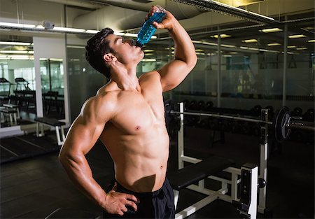 simsearch:400-04969467,k - Shirtless muscular man drinking energy drink in gym Photographie de stock - Aubaine LD & Abonnement, Code: 400-07723349