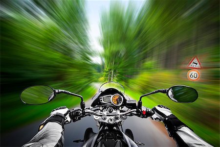 Motorcycle drives through the forest with excessive speed Foto de stock - Super Valor sin royalties y Suscripción, Código: 400-07745905