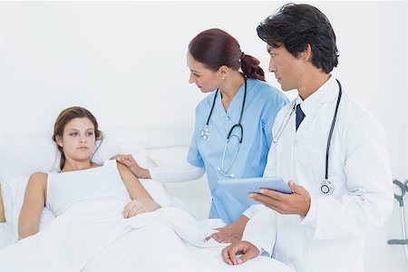simsearch:685-02938374,k - Doctor holding a tablet computer while talking to his patient Stock Photo - Budget Royalty-Free & Subscription, Code: 400-07752101