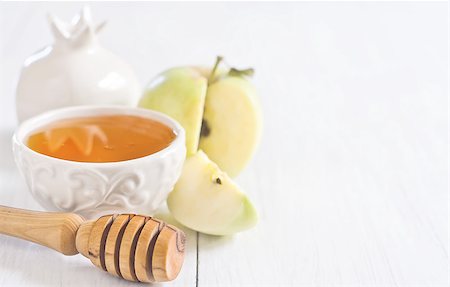 simsearch:400-06069331,k - Apple and honey, traditional food of jewish New Year celebration, Rosh Hashana. Selective focus. Copyspace background. High key. Stock Photo - Budget Royalty-Free & Subscription, Code: 400-07793400