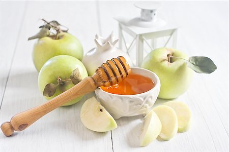 simsearch:400-06069331,k - Apple and honey, traditional food of jewish New Year celebration, Rosh Hashana. Selective focus. High key. Stock Photo - Budget Royalty-Free & Subscription, Code: 400-07793401