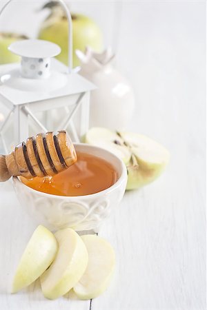 simsearch:400-06069331,k - Apple and honey, traditional food of jewish New Year celebration, Rosh Hashana. Selective focus. Copyspace background. High key. Stock Photo - Budget Royalty-Free & Subscription, Code: 400-07793402