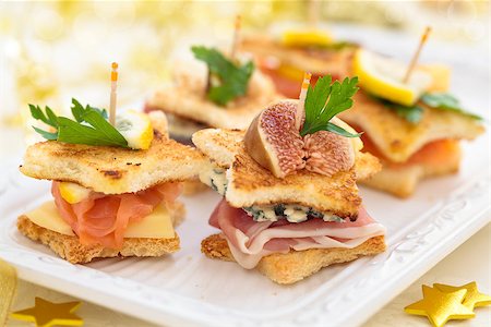 simsearch:400-05311244,k - Star shaped toasts with smoked salmon,procsiutto and cheese for holidays. Foto de stock - Super Valor sin royalties y Suscripción, Código: 400-07824205