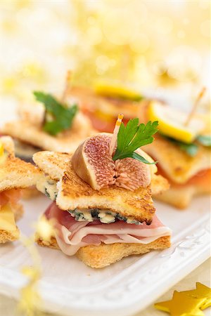simsearch:400-05311244,k - Star shaped toasts with smoked salmon,procsiutto and cheese. Foto de stock - Super Valor sin royalties y Suscripción, Código: 400-07824206