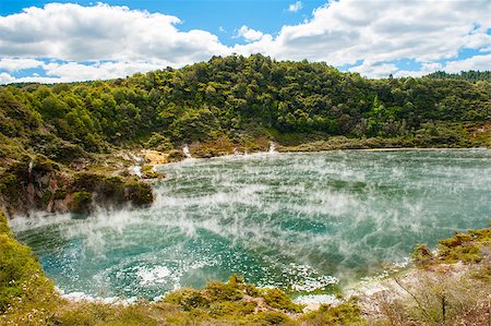 Frying pan lake is the largest hot water spring in the world. Rotorua, Waimangu geothermal area, New Zealand Foto de stock - Super Valor sin royalties y Suscripción, Código: 400-07821464