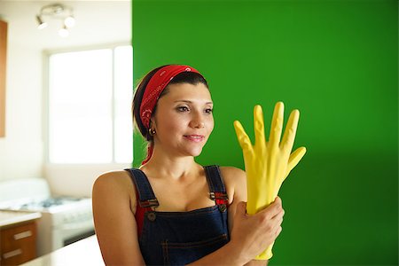 simsearch:400-07902993,k - Young hispanic woman at home, doing chores and housekeeping work in kitchen, girl putting on yellow latex gloves Photographie de stock - Aubaine LD & Abonnement, Code: 400-07903310