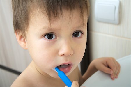 simsearch:400-04151137,k - Little boy cleaning his teeth in the bathroom Photographie de stock - Aubaine LD & Abonnement, Code: 400-07955060