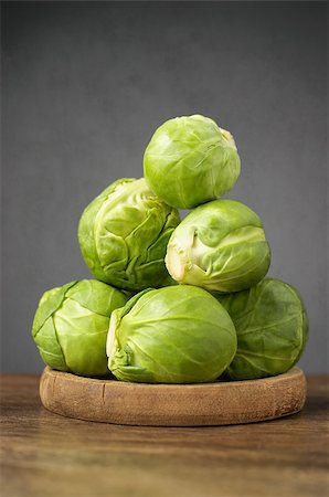 simsearch:400-05370250,k - A heap of fresh brussels sprouts on wooden table Stock Photo - Budget Royalty-Free & Subscription, Code: 400-07984863