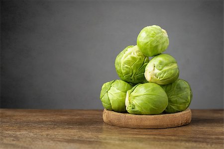 simsearch:400-05370250,k - A heap of fresh brussels sprouts on wooden table Stock Photo - Budget Royalty-Free & Subscription, Code: 400-07985842