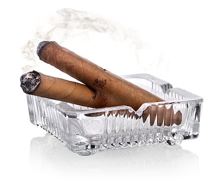 simsearch:400-05207678,k - Cigars and ashtray isolated on a white background Stock Photo - Budget Royalty-Free & Subscription, Code: 400-07982650