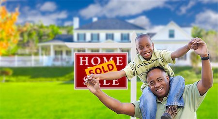 Happy African American Father and Son in Front of New Home and Sold Real Estate Sign. Foto de stock - Super Valor sin royalties y Suscripción, Código: 400-08032471