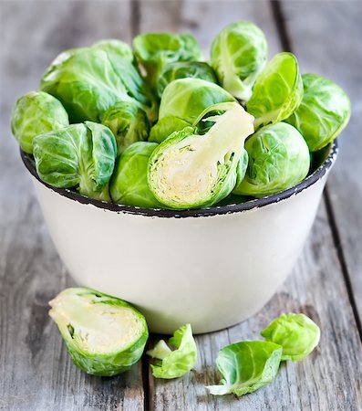 simsearch:400-05370250,k - Brussels sprout in small rustic bowl on old wooden table. Stock Photo - Budget Royalty-Free & Subscription, Code: 400-08114914