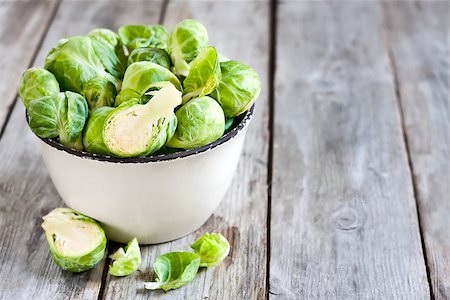 simsearch:400-05370250,k - Brussels sprout in small rustic bowl on old wooden table. Copy space background. Stock Photo - Budget Royalty-Free & Subscription, Code: 400-08114915