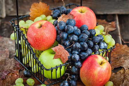 simsearch:400-06923729,k - Fresh autumn red and green apples and dark grapes Stock Photo - Budget Royalty-Free & Subscription, Code: 400-08259365