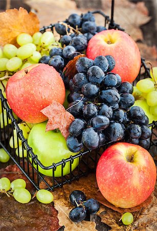 simsearch:400-06923729,k - Fresh autumn red and green apples and dark grapes Stock Photo - Budget Royalty-Free & Subscription, Code: 400-08259362