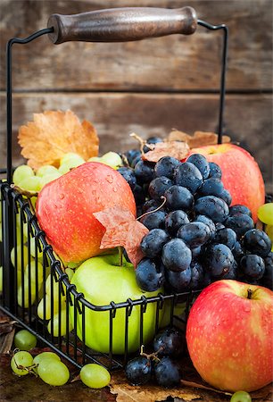 simsearch:400-06923729,k - Fresh autumn red and green apples and dark grapes Stock Photo - Budget Royalty-Free & Subscription, Code: 400-08259363