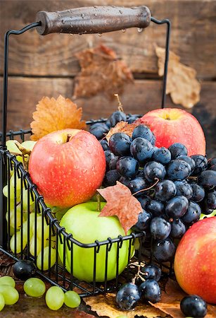 simsearch:400-06923729,k - Fresh autumn red and green apples and dark grapes Stock Photo - Budget Royalty-Free & Subscription, Code: 400-08260656