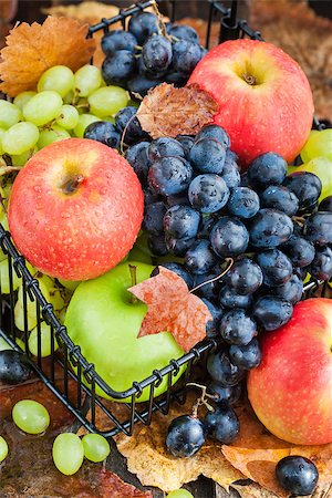 simsearch:400-06923729,k - Fresh autumn red and green apples and dark grapes Stock Photo - Budget Royalty-Free & Subscription, Code: 400-08260657