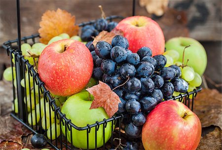 simsearch:400-06923729,k - Fresh autumn red and green apples and dark grapes Stock Photo - Budget Royalty-Free & Subscription, Code: 400-08260658